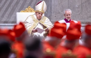 El Papa Francisco durante la proclamación de la bula del Jubileo 2025, ante cardenales. Crédito: Daniel Ibáñez / EWTN Noticias.