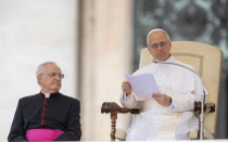 León XIV pronuncia la catequesis en su primera Audiencia General.