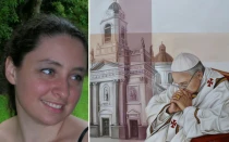 La pintora argentina Mercedes Fariña y uno de sus cuadros del Papa Francisco.