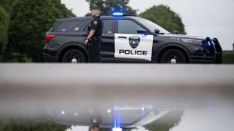 Un agente de policía de Brooklyn Park vigila la entrada a un barrio.