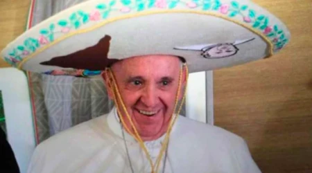 El Papa Francisco durante el vuelo que lo llevó a México en 2016