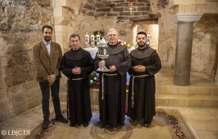 El Custodio de Tierra Santa, fray Francesco Patton, con el relicario que contiene un fragmento de piedra de la casa de la Santísima Virgen en Nazaret. Crédito: Custodia de Tierra Santa.