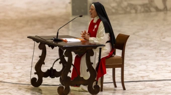 Sor María Gloria Riva en el Aula Pablo VI durante su meditación.