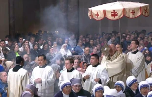 El Arzobispo de Kansas City, Mons. Joseph Naumann, con el Santísimo Sacramento antes del inicio de la Vigilia Nacional de Oración por la Vida 2025. Crédito: EWTN.